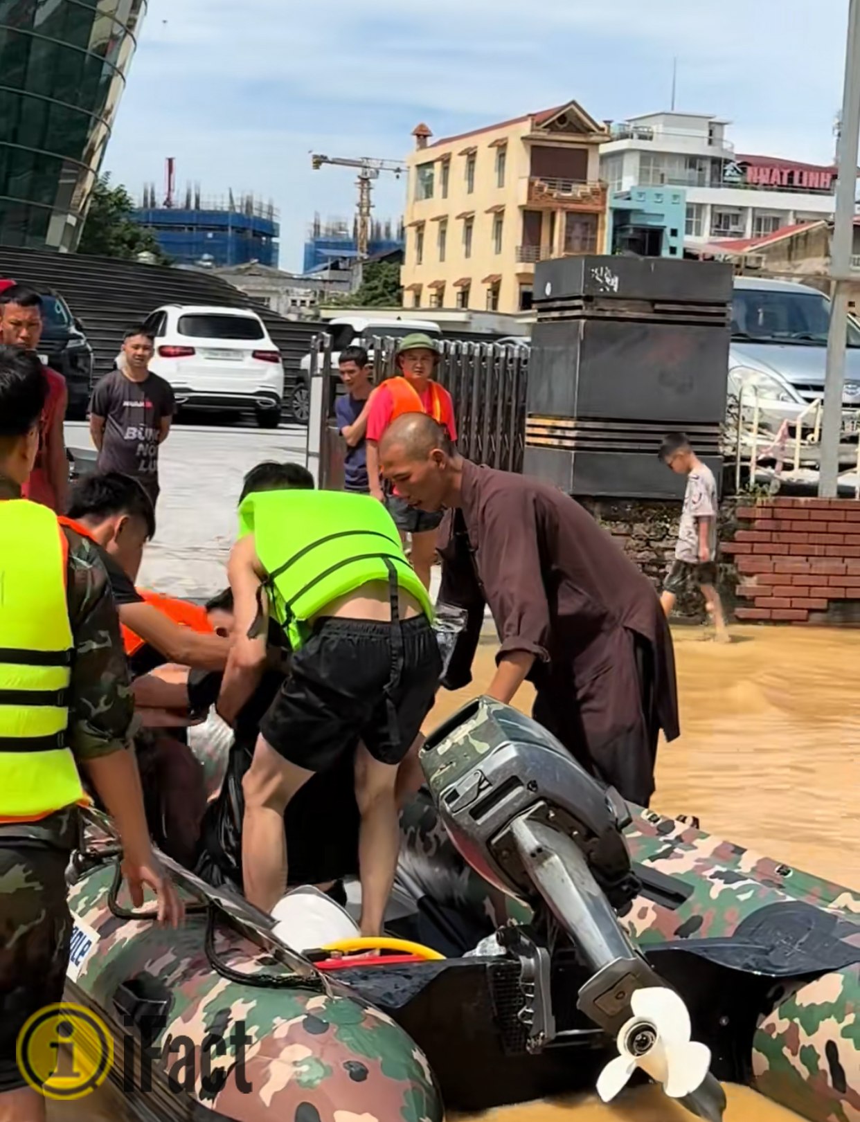 Hình ảnh đẹp về sự chung tay cứu trợ giữa lũ lụt 5 559032565 1237587085073779 6105536075895377808 n