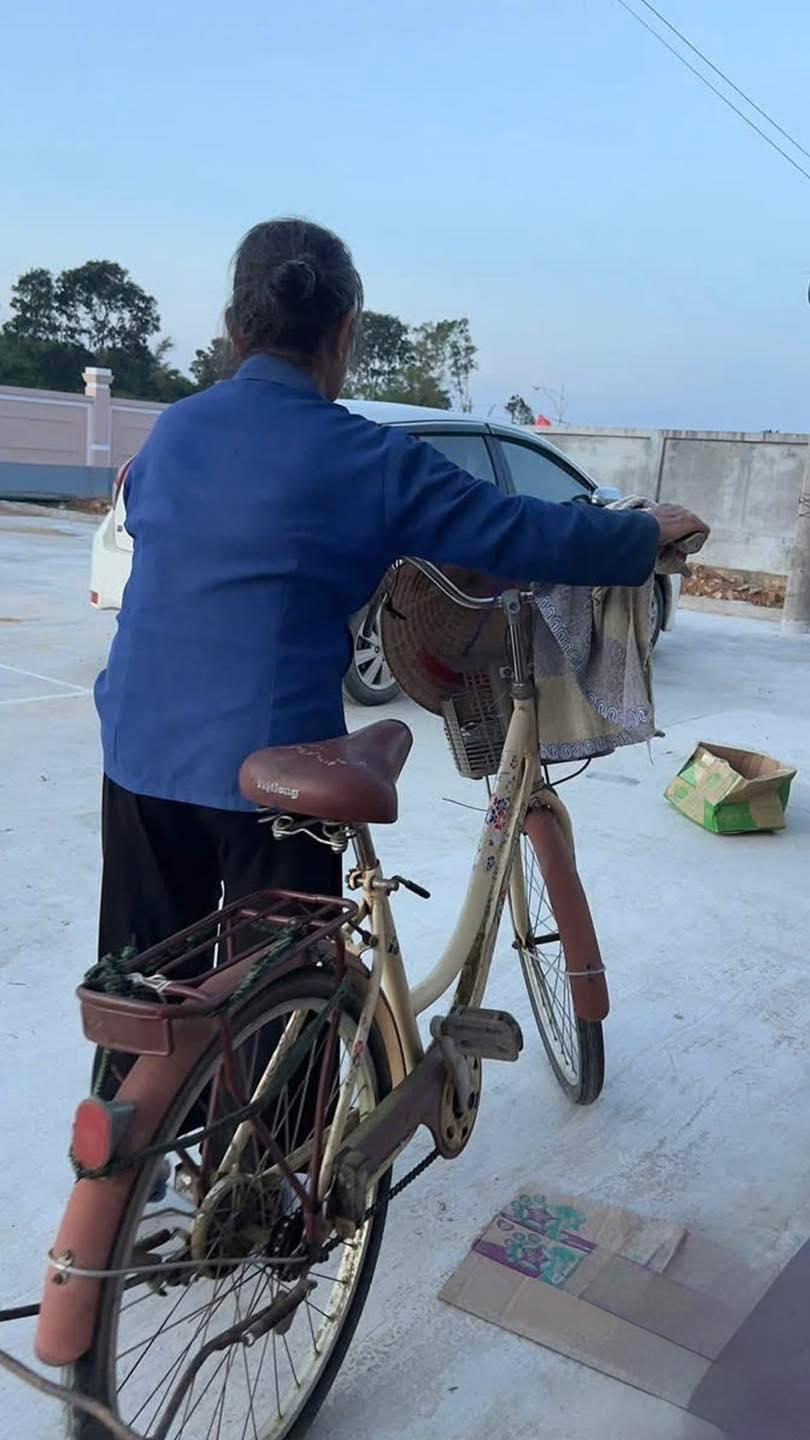Cảm động hình ảnh cụ bà 67 tuổi mang gạo ủng hộ bà con vùng lũ 3 559042167 1228148239343733 7905165329549854749 n