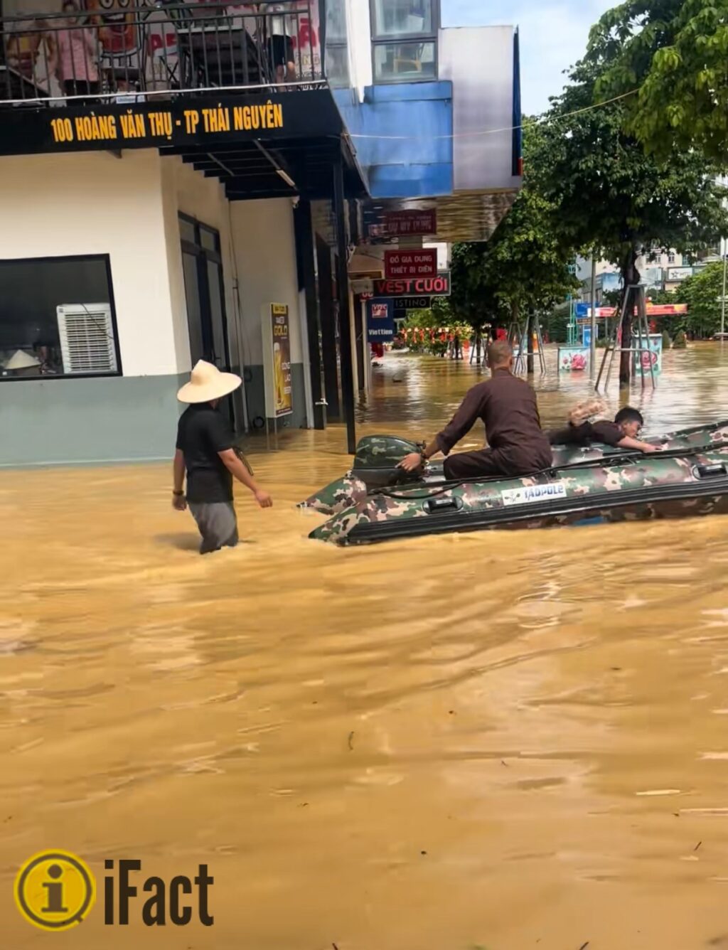 Hình ảnh đẹp về sự chung tay cứu trợ giữa lũ lụt 2 559075618 1237586948407126 4201016587046121908 n