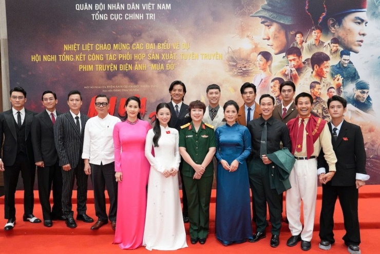 Bộ trưởng Quốc phòng khen thưởng ekip phim 'Mưa Đỏ' tại Hà Nội 5 559107587 782207647997706 2757766178196339237 n