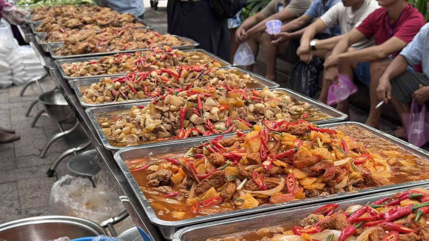 Người đàn ông trúng số hỗ trợ bếp cơm miễn phí 100 triệu 4 559362399 1234162685408955 2307608254521037341 n