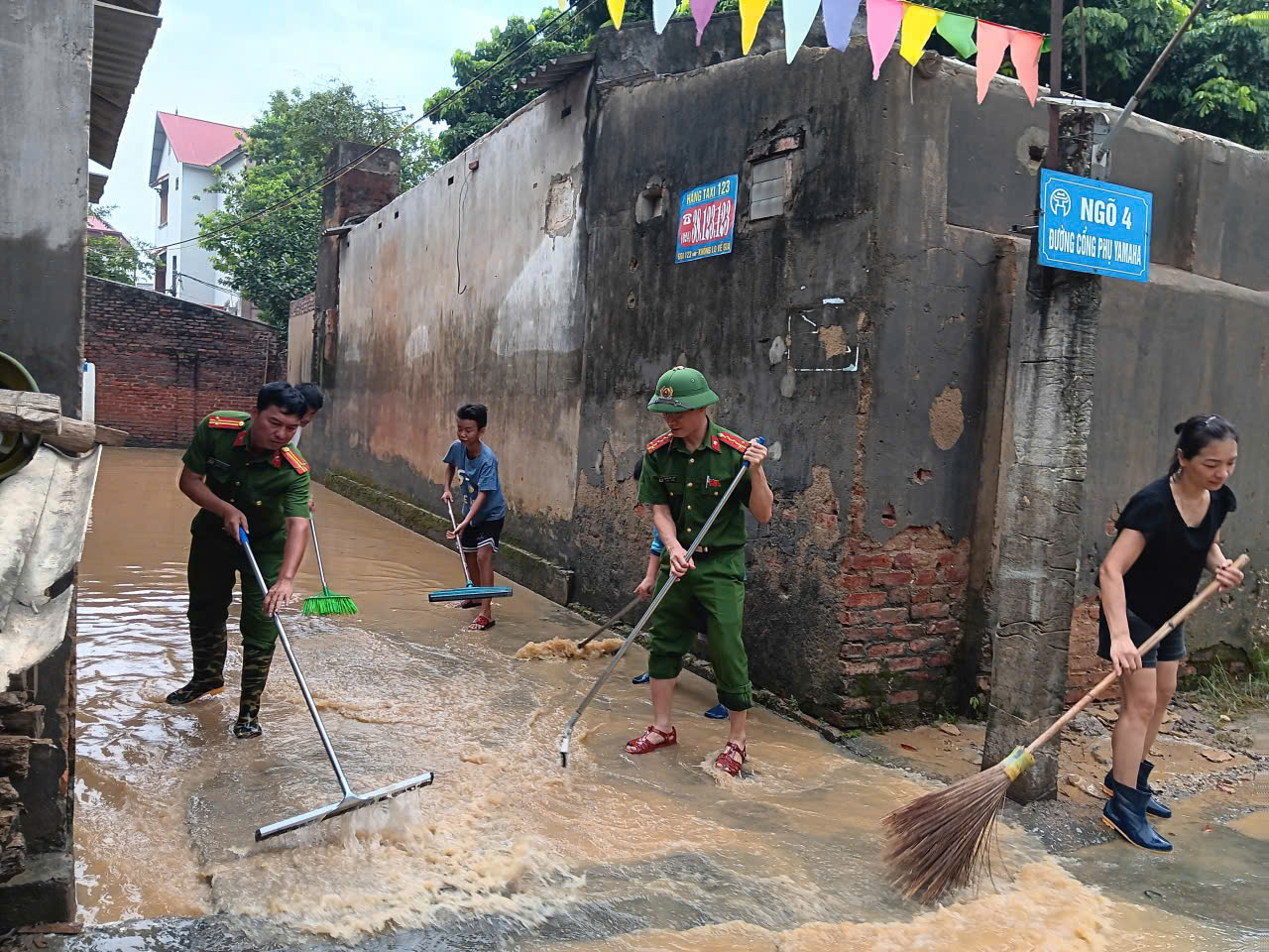 Công an Hà Nội hỗ trợ người dân sau mưa lũ 3 559452542 1139243051744898 7508653524885761675 n