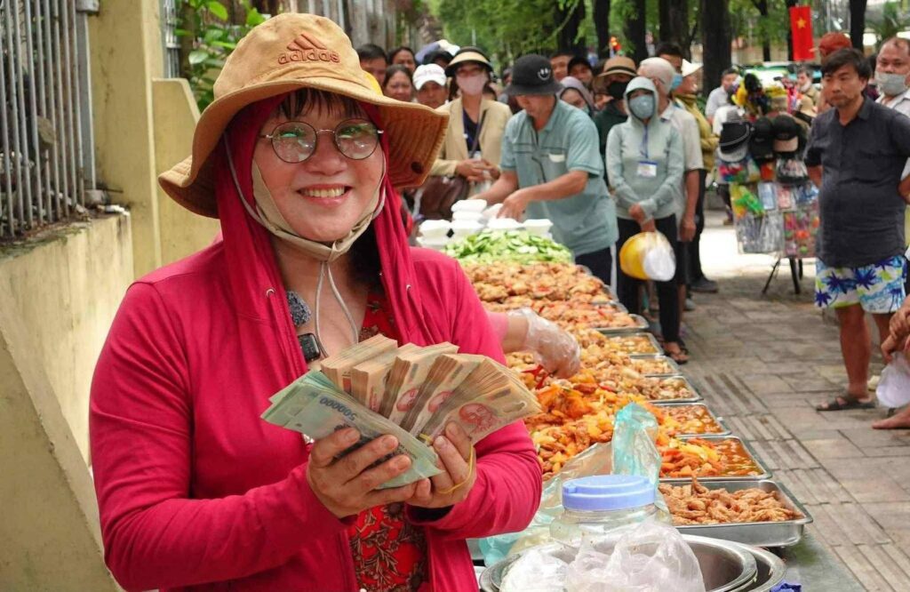 Người đàn ông trúng số hỗ trợ bếp cơm miễn phí 100 triệu 2 559526714 1234162688742288 5294513470530386952 n