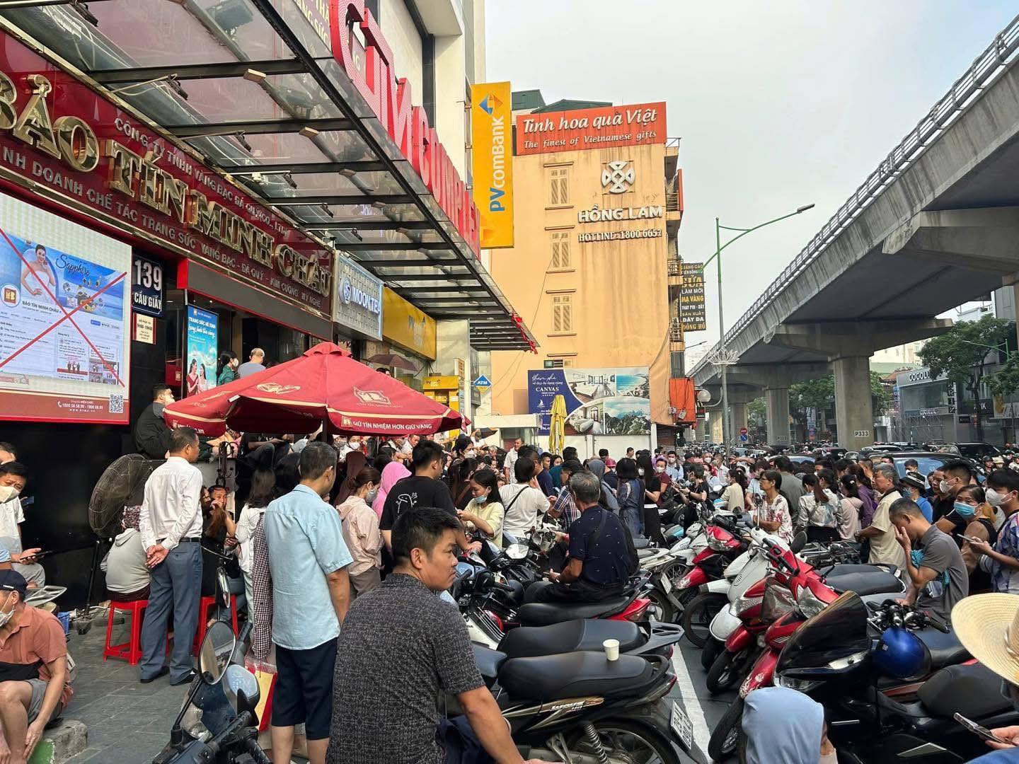 Người Hà Nội chen chân mua vàng giá kỷ lục 142 triệu đồng 5 559603264 1137384828486946 5313669761167098931 n