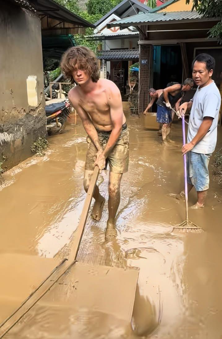 Nhóm thanh niên nước ngoài dậy sớm giúp bà con Hà Giang 2 559623327 1227707626054461 4069227078145037127 n