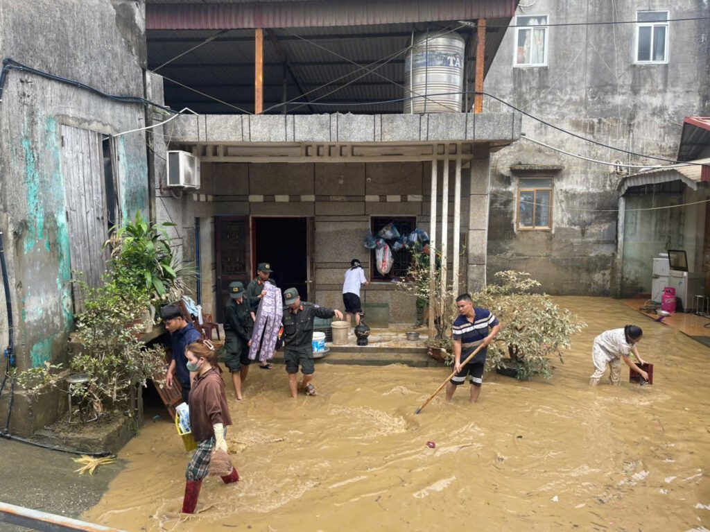 Công an Hà Nội hỗ trợ người dân sau mưa lũ 2 559937598 1139243071744896 7823800282214107446 n
