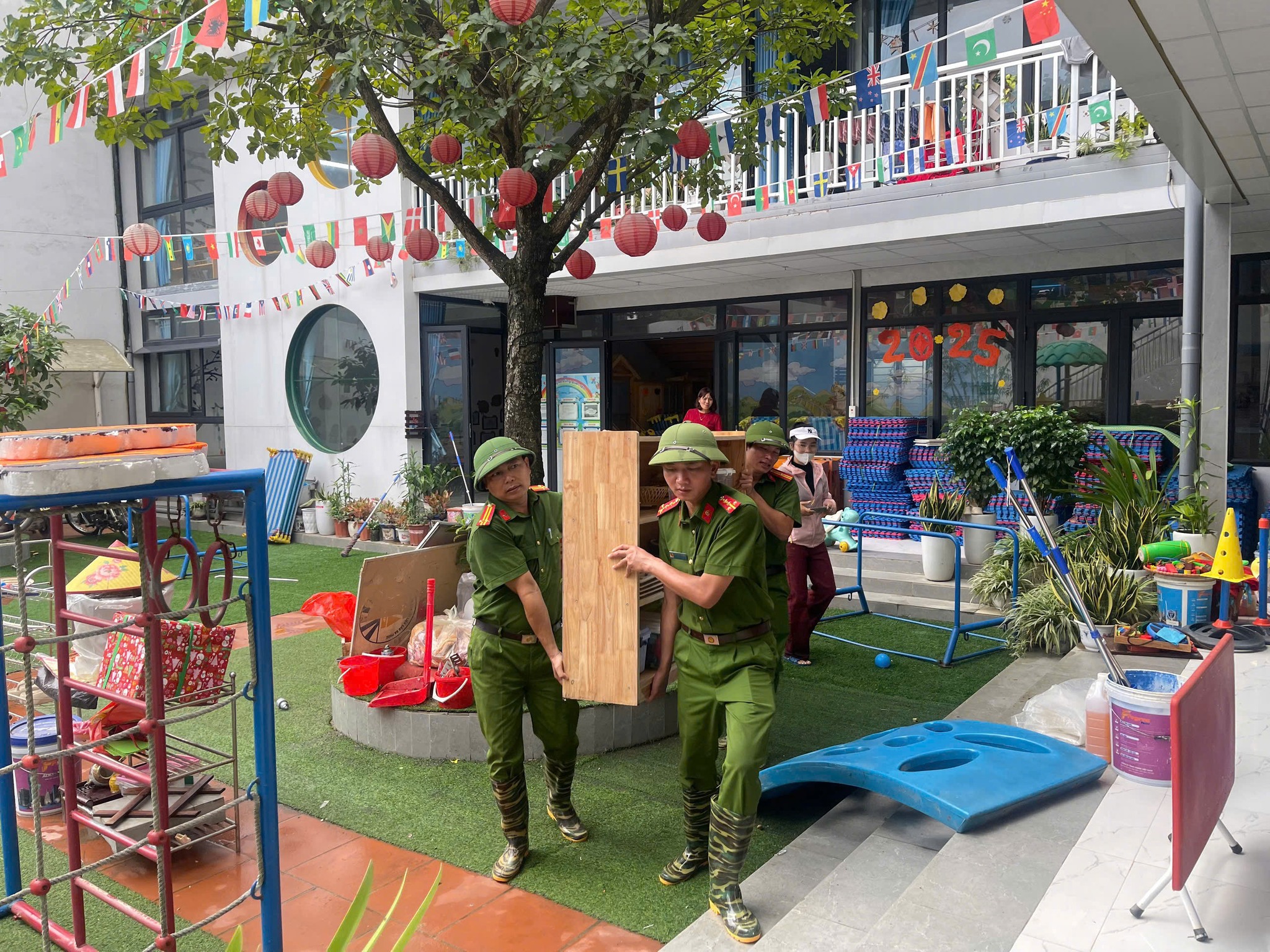 Công an Hà Nội hỗ trợ người dân sau mưa lũ 5 560034809 1139243138411556 7460854620289336555 n