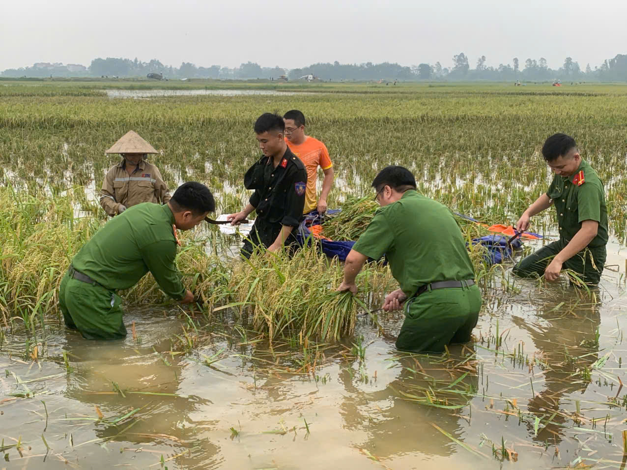 Công an Hà Nội hỗ trợ người dân sau mưa lũ 6 560201155 1139243081744895 4475006326068321361 n