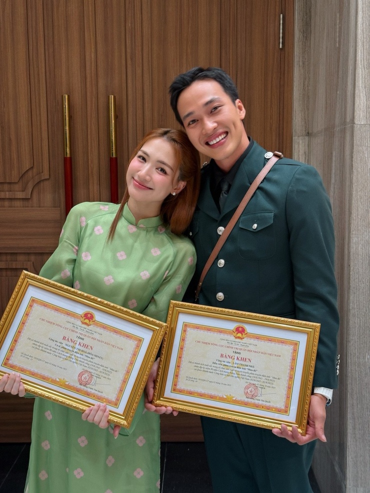 Bộ trưởng Quốc phòng khen thưởng ekip phim 'Mưa Đỏ' tại Hà Nội 6 560541596 782207664664371 8665181323844857535 n