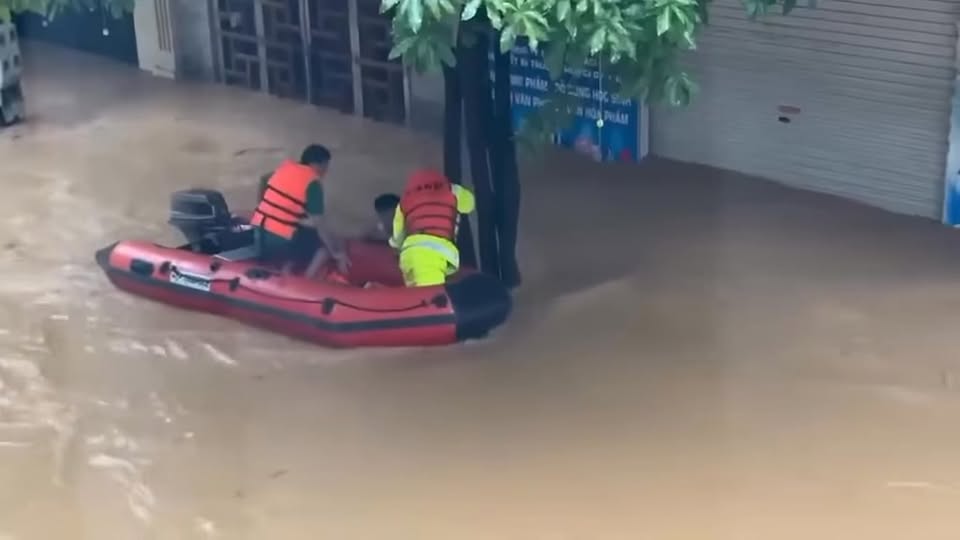 Cứu người dân giữa dòng nước lũ do bão số 11 2 561779865 1366793331456728 6711332713883936503 n